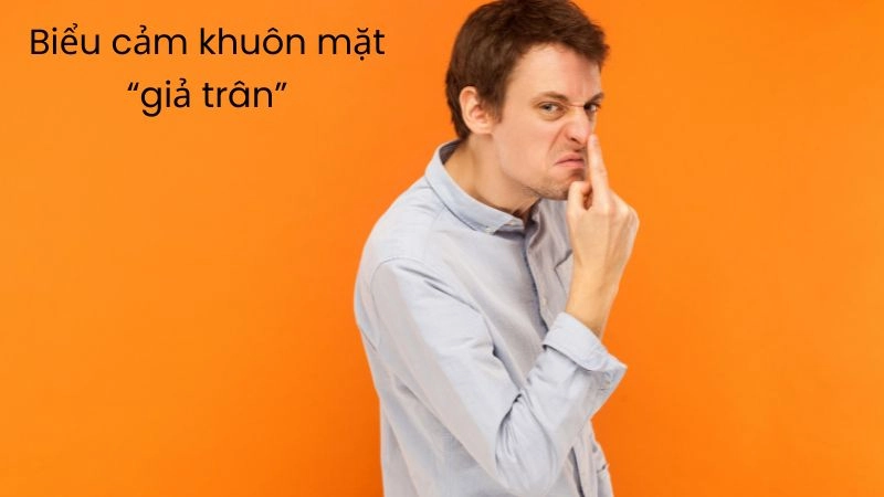 Biểu cảm khuôn mặt “giả trân” không đồng bộ với lời nói