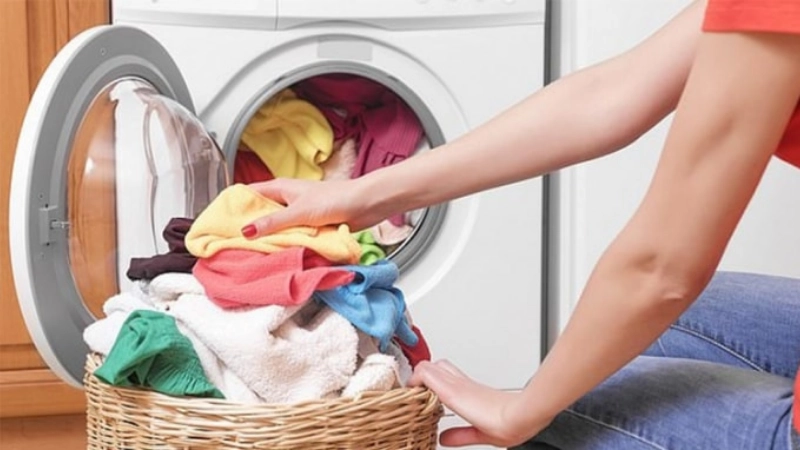 Sai lầm khi giặt khiến vết bẩn bám lâu hơn