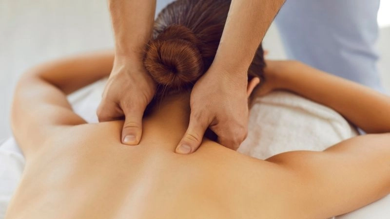 Kỹ thuật xoa bóp vùng cổ giảm áp lực cột sống
