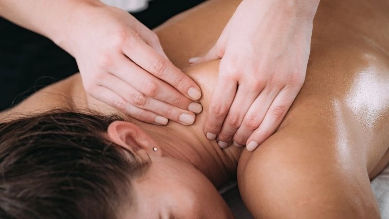 Cách tác động lên vai gáy để xóa tan mệt mỏi