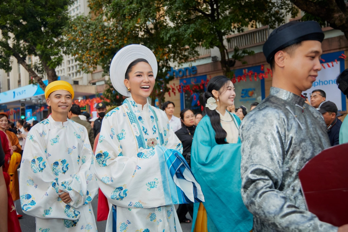 Vẻ đẹp khỏe khoắn, phá vỡ mọi quy chuẩn của mái tóc ngắn H'Hen Niê