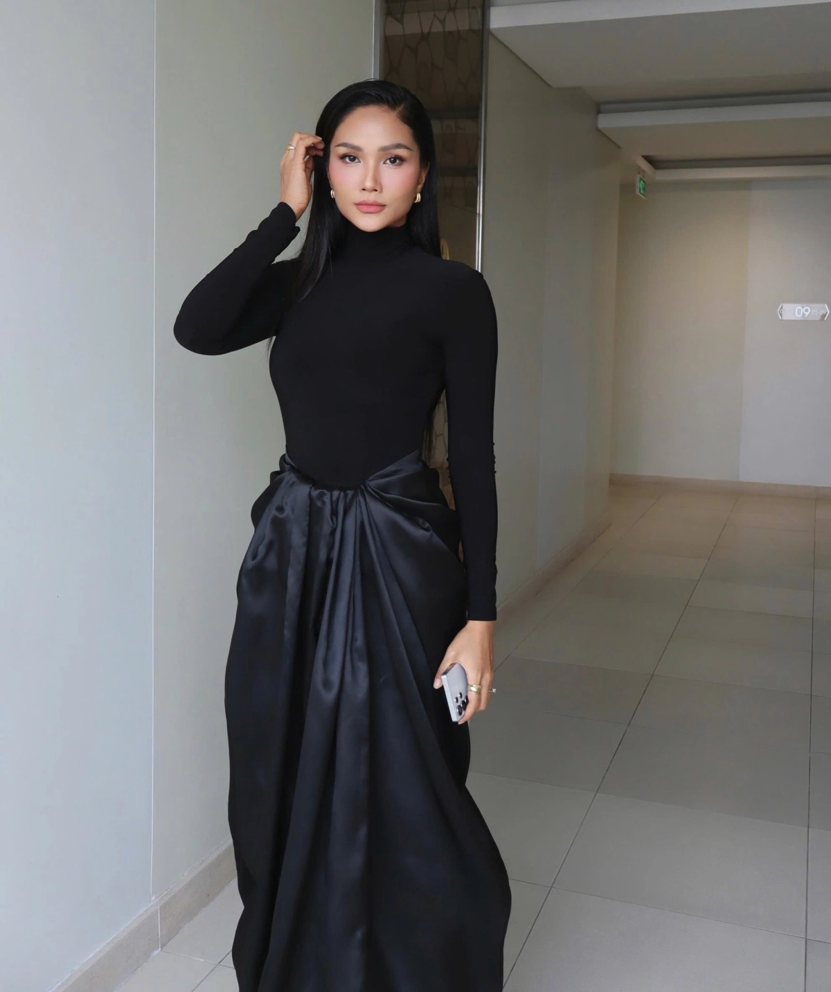 Biến hóa đa dạng như tắc kè hoa trong phong cách thời trang H'Hen Niê