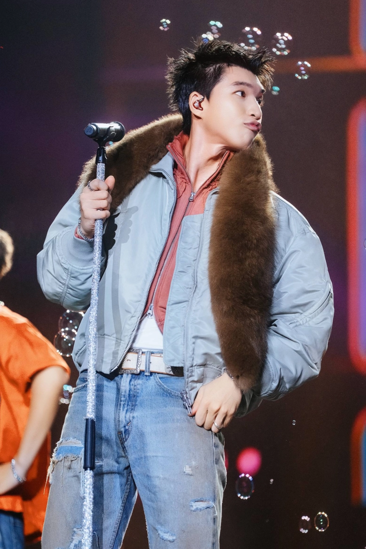 Cháy hết mình cùng thần tượng tại Hieuthuhai concert bùng nổ cảm xúc