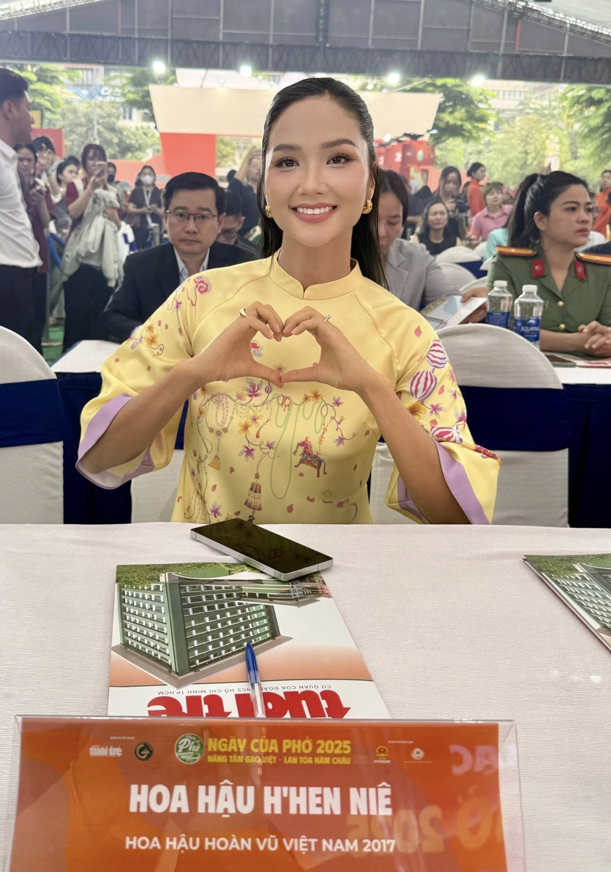 Trái tim vàng nhân ái của H'Hen Niê và các hoạt động cộng đồng