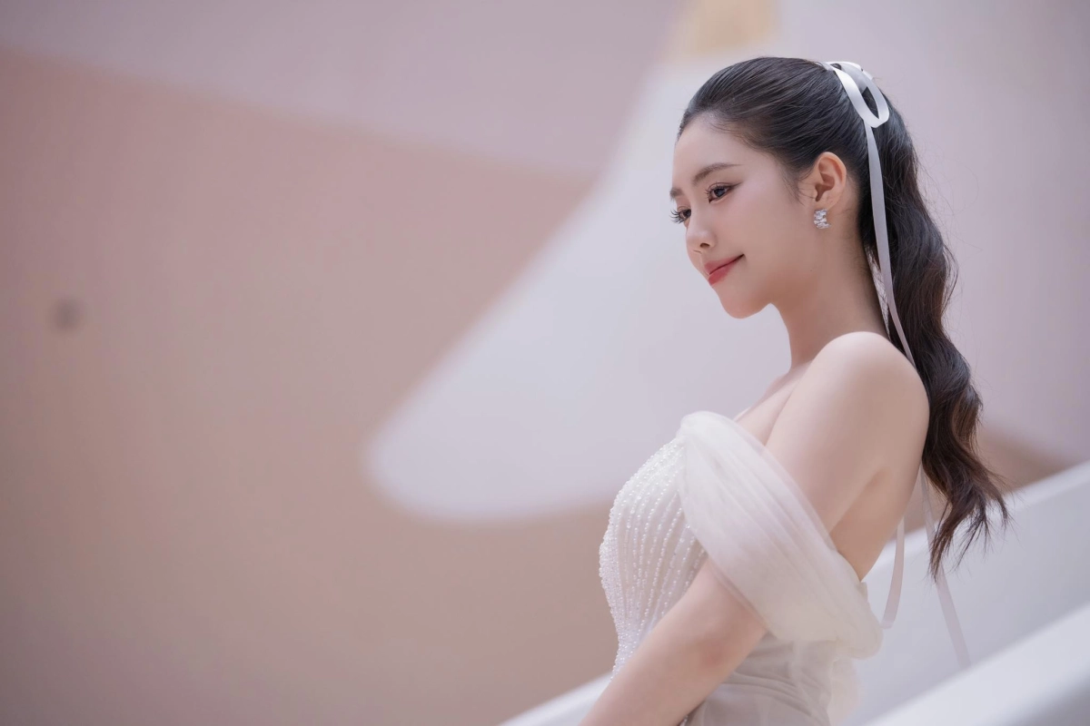 Vẻ đẹp giản dị và gần gũi trong Trần Ngọc Châu Anh hình ảnh đời thường