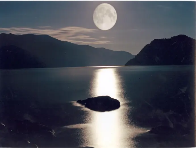 Tổng hợp 30+ ảnh phong cảnh ánh trăng soi mặt hồ đẹp nhất