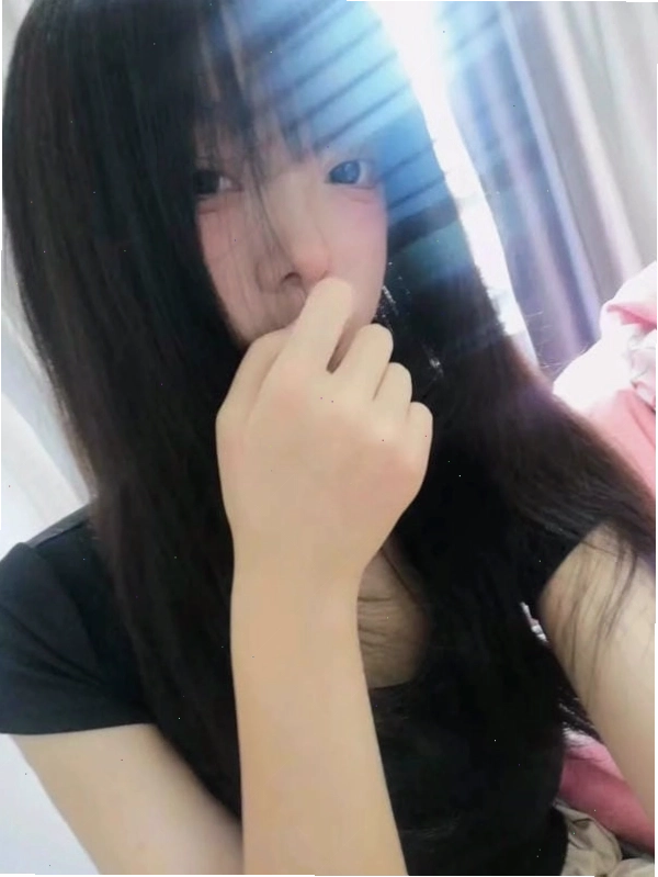 Ảnh gái xinh 2012 che mặt với background thiên nhiên tươi đẹp
