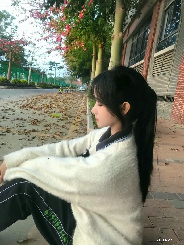 Ảnh gái xinh 2k12 đang đọc sách hoặc học bài, toát lên vẻ thông minh