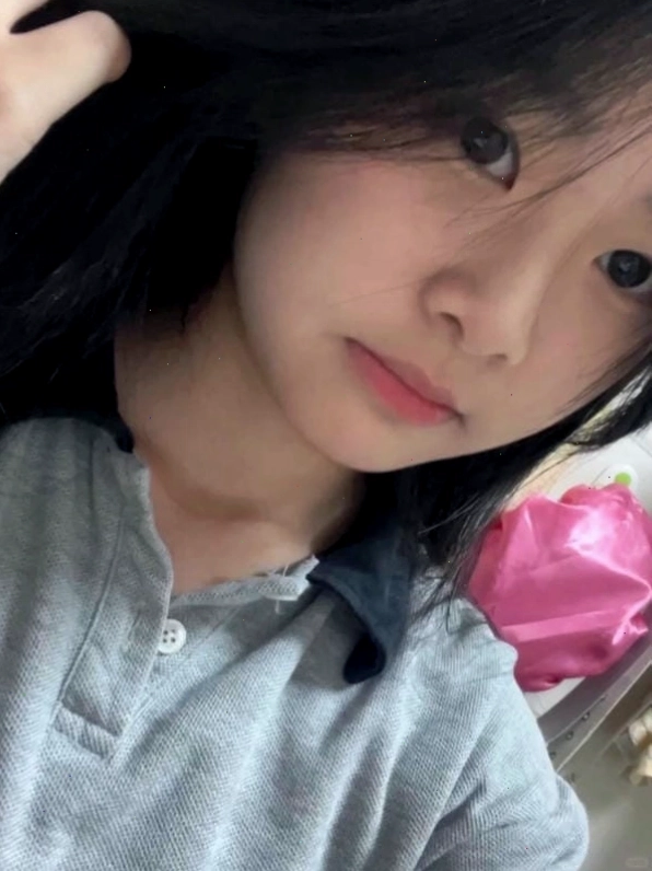 Ảnh gái xinh 2k12 với mái tóc dài óng ả, đôi mắt to tròn và biểu cảm đáng yêu