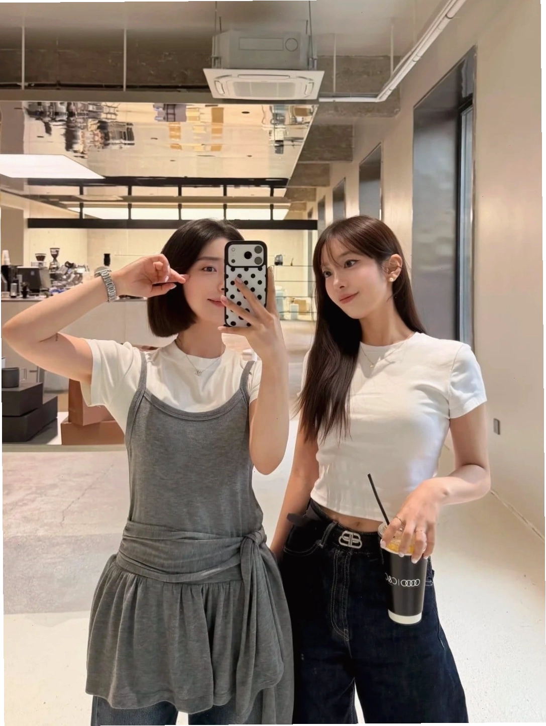 Ảnh gái xinh chụp trước gương với phong cách vintage