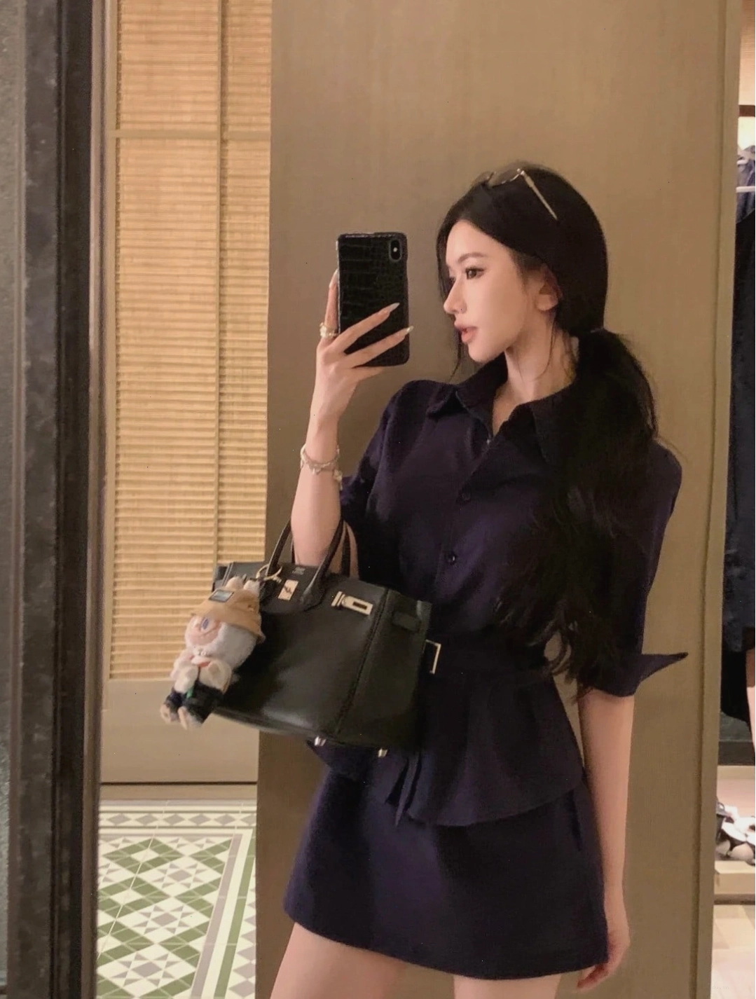 Ảnh gái xinh chụp trước gương với trang phục cá tính
