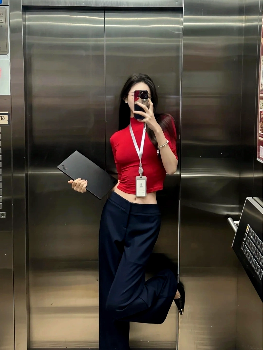 Ảnh gái xinh chụp trước gương với trang phục đơn giản