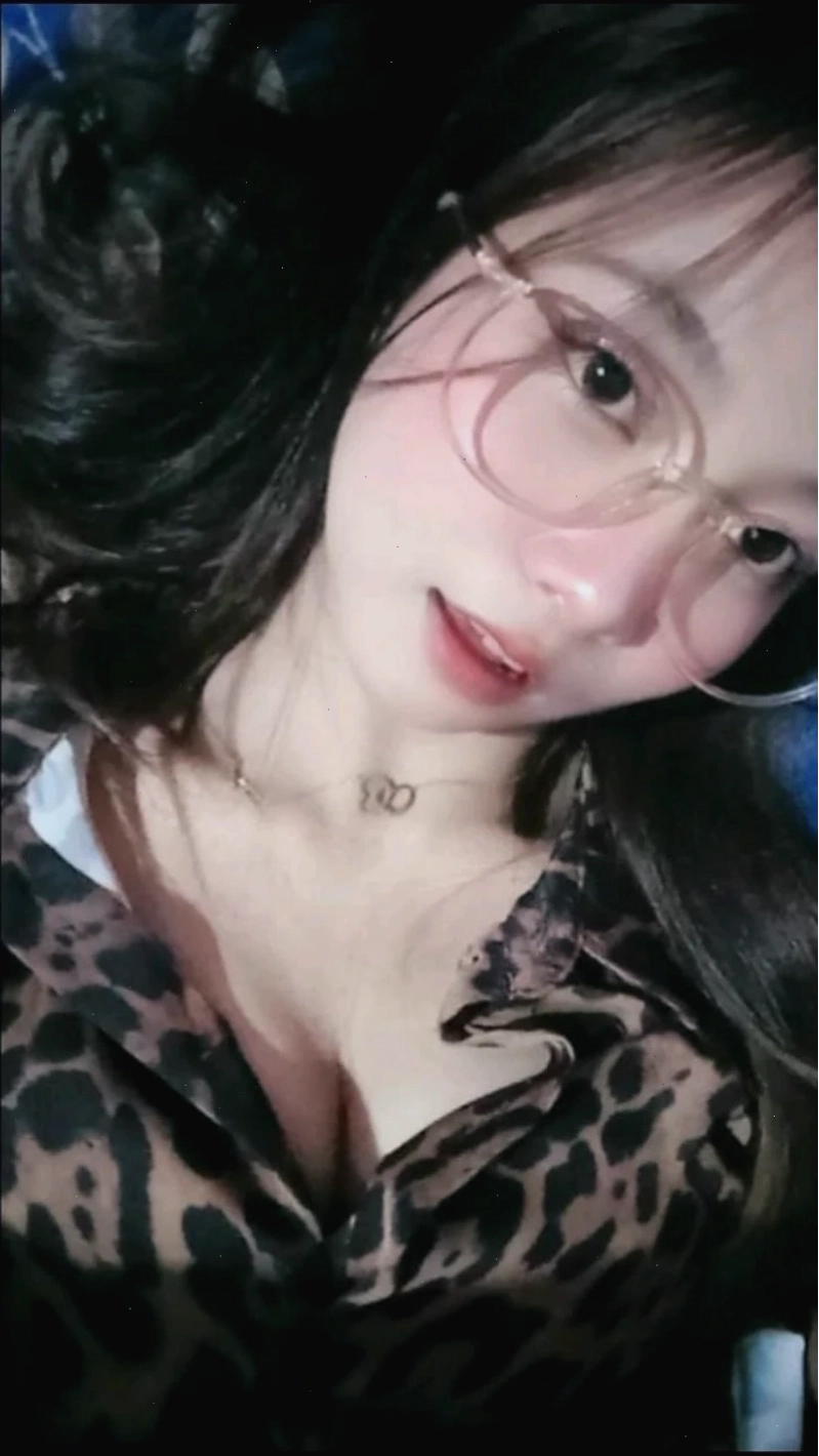 Ảnh gái xinh đeo kính đẹp tự nhiên, không cần cầu kỳ