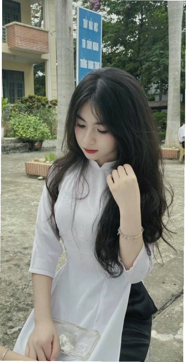 Ảnh gái xinh lớp 10 với mái tóc đen dài truyền thống