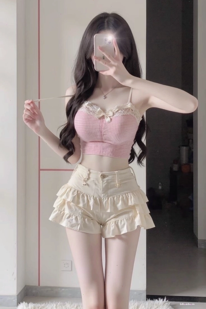 Ảnh gái xinh mặc pinky che mặt nhẹ nhàng tạo nét bí ẩn