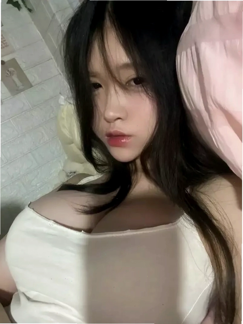 Ảnh gái xinh múp chụp góc nghiêng khoe đường nét gương mặt thanh tú