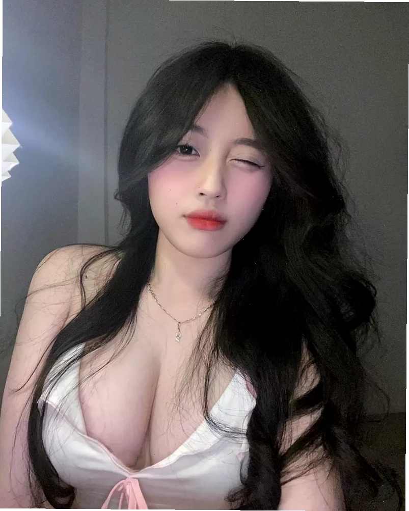 Ảnh gái xinh múp phong cách dễ thương, gần gũi trong trang phục đời thường