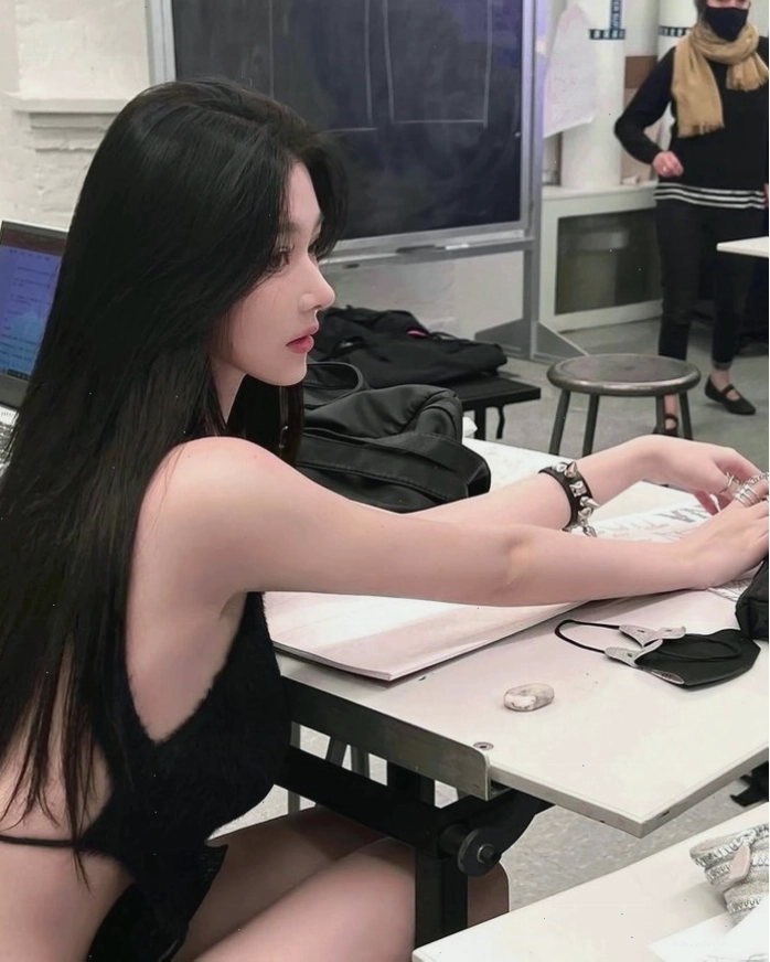 Ảnh gái xinh tóc dài cute dễ thương với biểu cảm nhí nhảnh