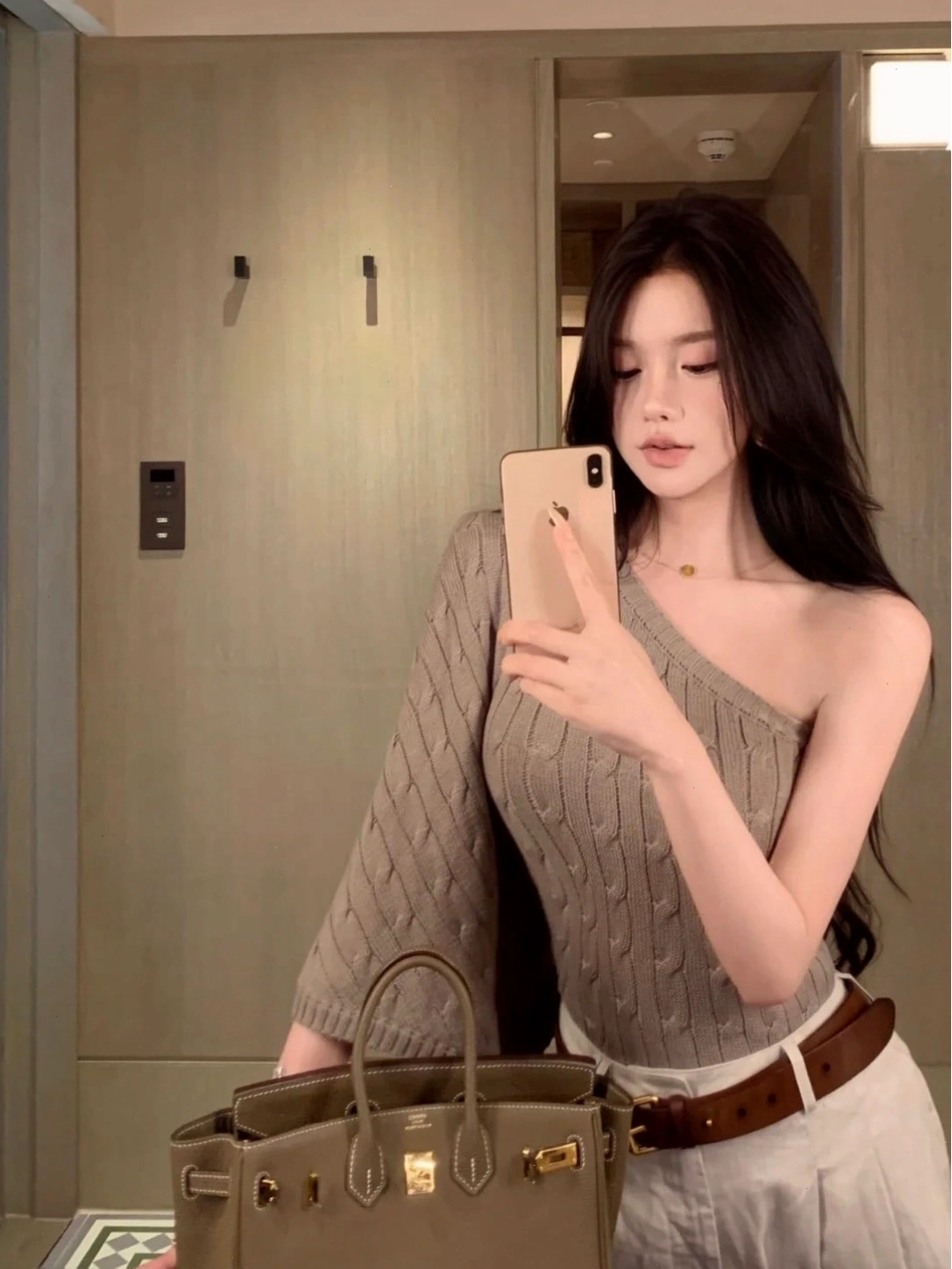 Ảnh gái xinh với phong cách chụp trước gương nghệ thuật