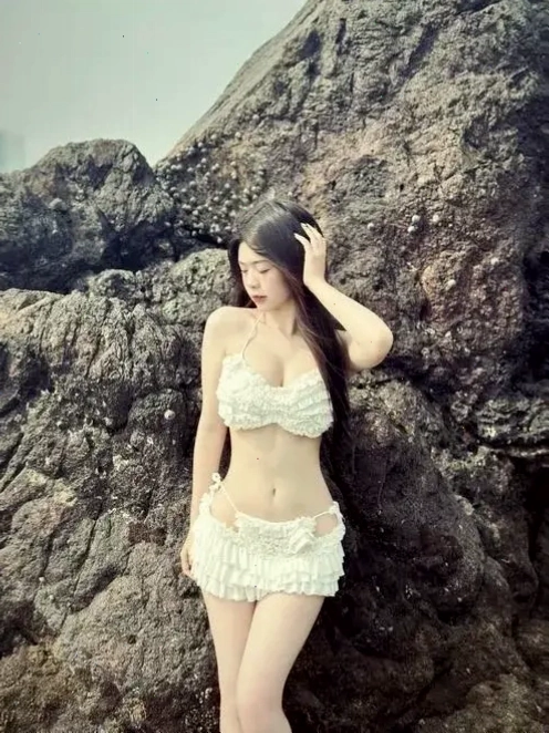 Ảnh gái xinh với vòng một đầy đặn trong trang phục gợi cảm