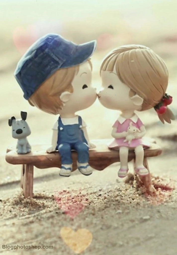 Cặp đôi chibi dễ thương ôm nhau trên nền màu pastel, thể hiện tình yêu trong sáng