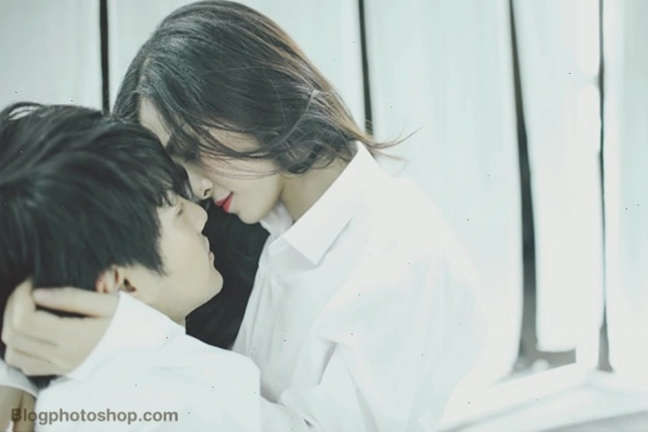 Cặp đôi nắm tay lãng mạn trên nền cảnh hoàng hôn tuyệt đẹp, tượng trưng cho tình yêu bền chặt