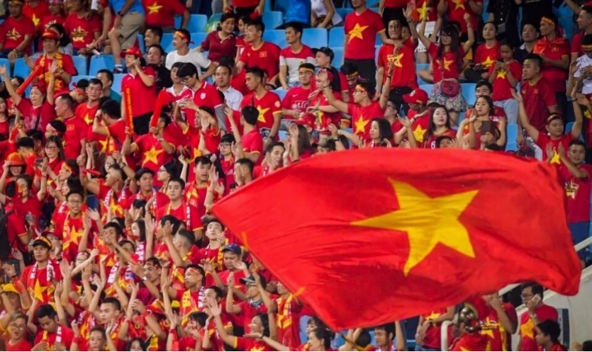 Cổ động viên Việt Nam giương cao cờ đỏ sao vàng