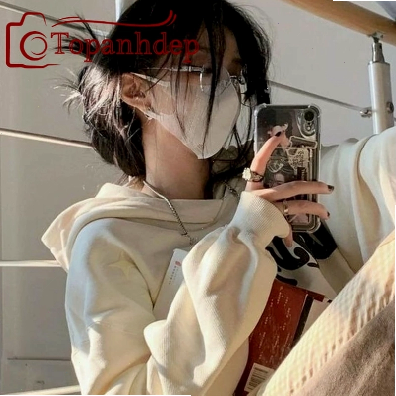 Cô gái 2k10 che mặt bằng điện thoại, tạo phong cách bí ẩn