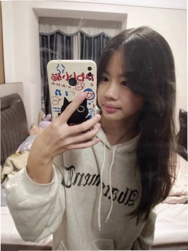 Cô gái 2k12 với phong cách trang điểm nhẹ nhàng, tôn lên nét đẹp tự nhiên