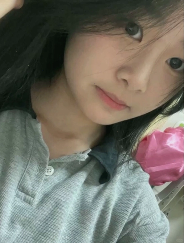Cô gái 2k12 xinh đẹp với nụ cười tỏa nắng trong bộ đồng phục học sinh