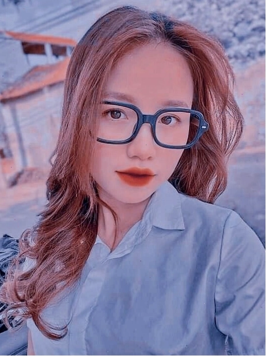 Cô gái anime đeo kính với vẻ ngoài tri thức