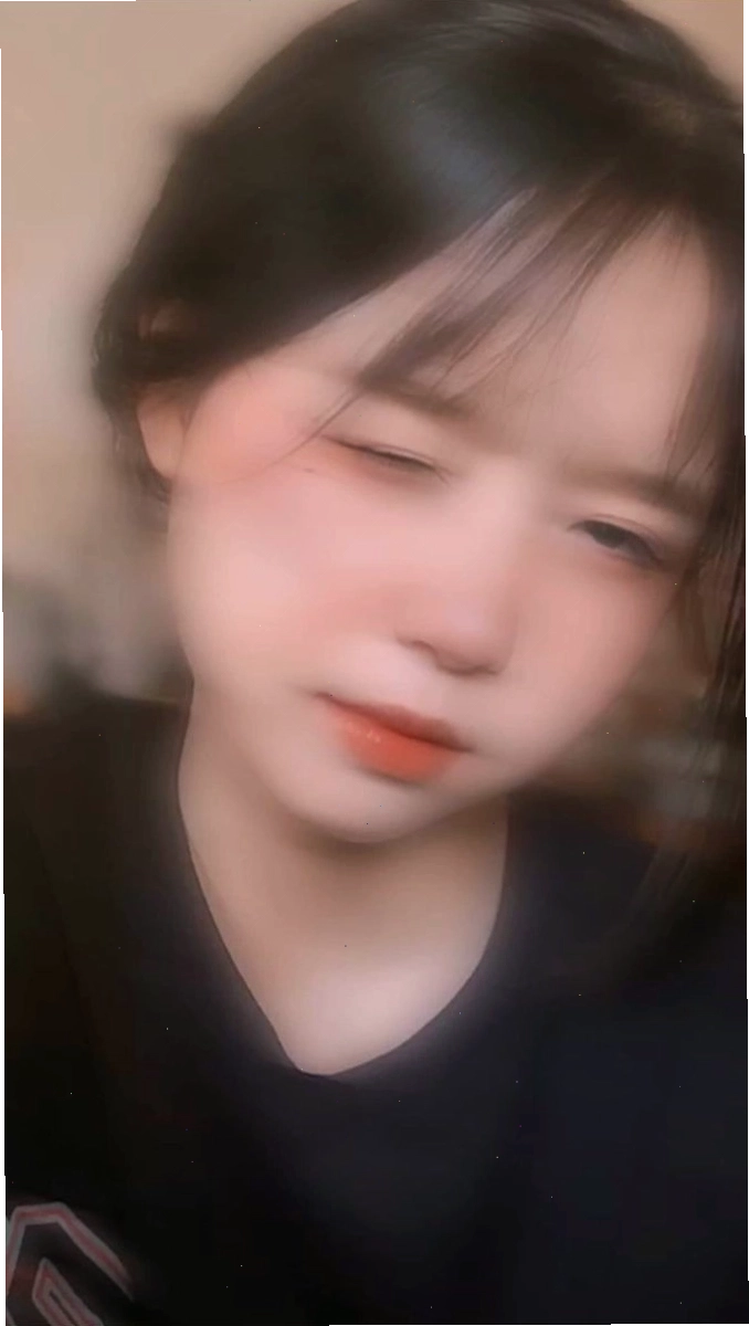 Cô gái anime với mái tóc hồng và nụ cười rạng rỡ