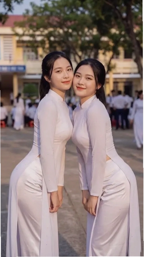 Cô gái mặc áo dài trắng tinh khôi trong sân trường