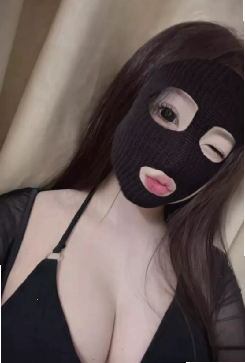 Cô gái múp đáng yêu trong trang phục đời thường giản dị