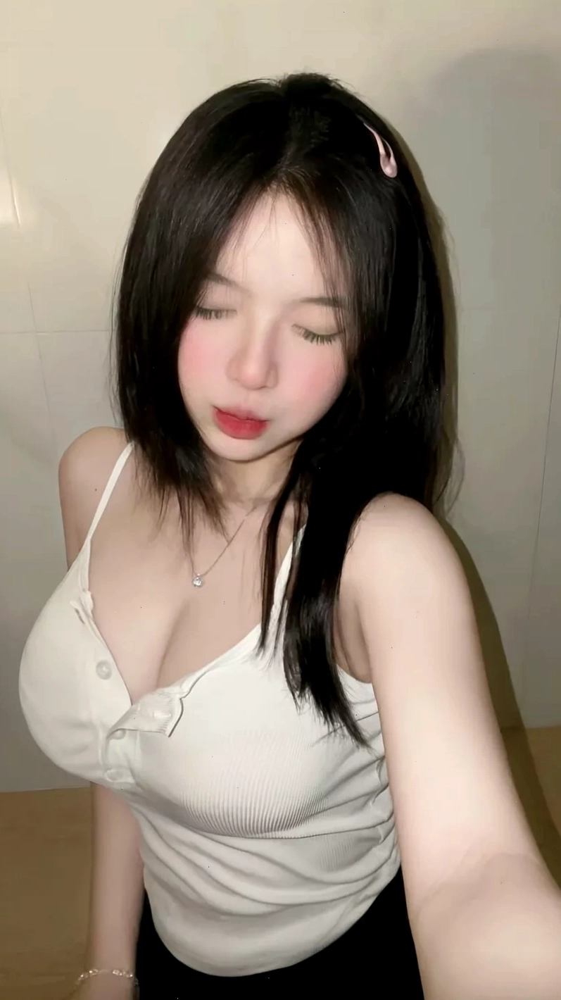 Cô gái múp với dáng chuẩn, gương mặt baby đáng yêu