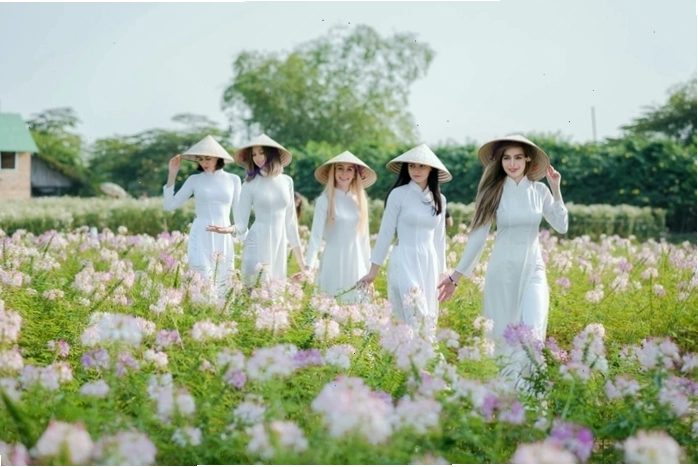 Cô gái nước ngoài diện áo dài với phong cách duyên dáng