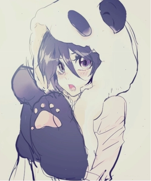 Cô gái ôm mũ trùm đầu gấu trúc