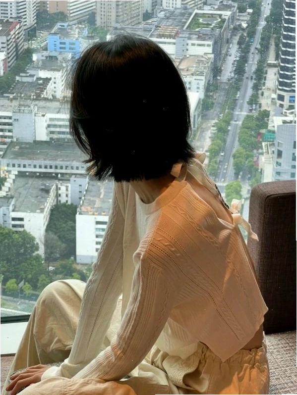Cô gái tạo dáng quay lưng nhìn xa xăm
