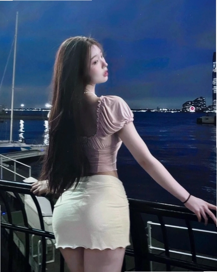 Cô gái tóc dài khoe vẻ sexy vừa đủ, tinh tế và quyến rũ