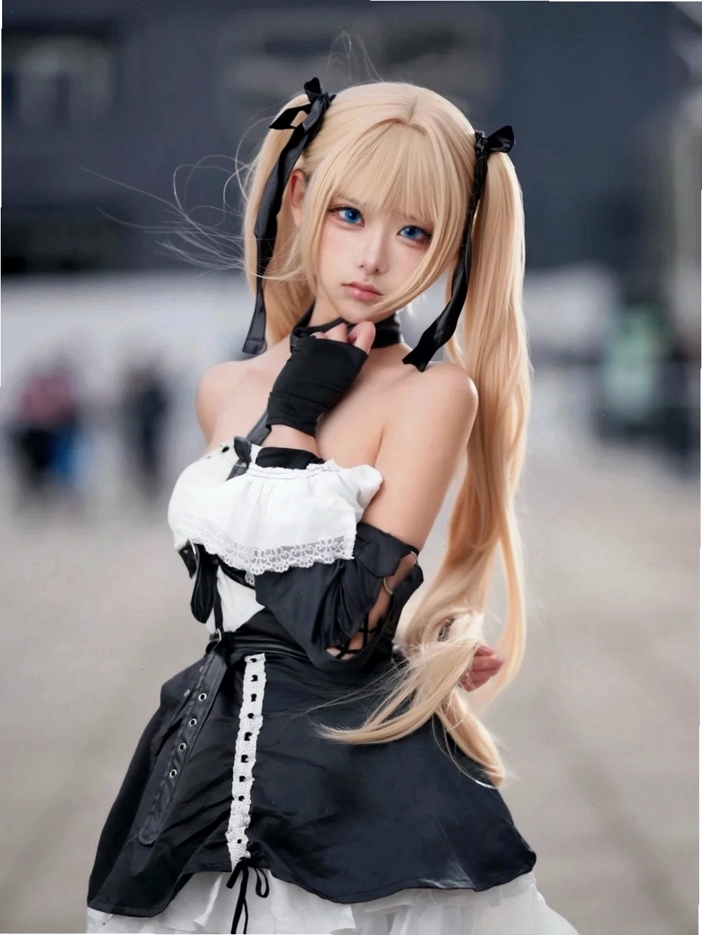 Cô gái xinh đẹp hóa thân thành nhân vật anime với trang phục chất lượng cao