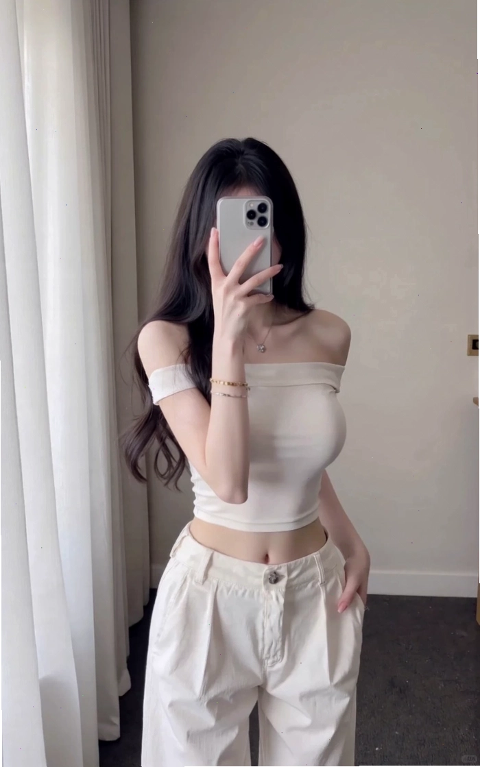 Cô gái xinh đẹp thực hiện một bức ảnh selfie tự nhiên che mặt bằng điện thoại