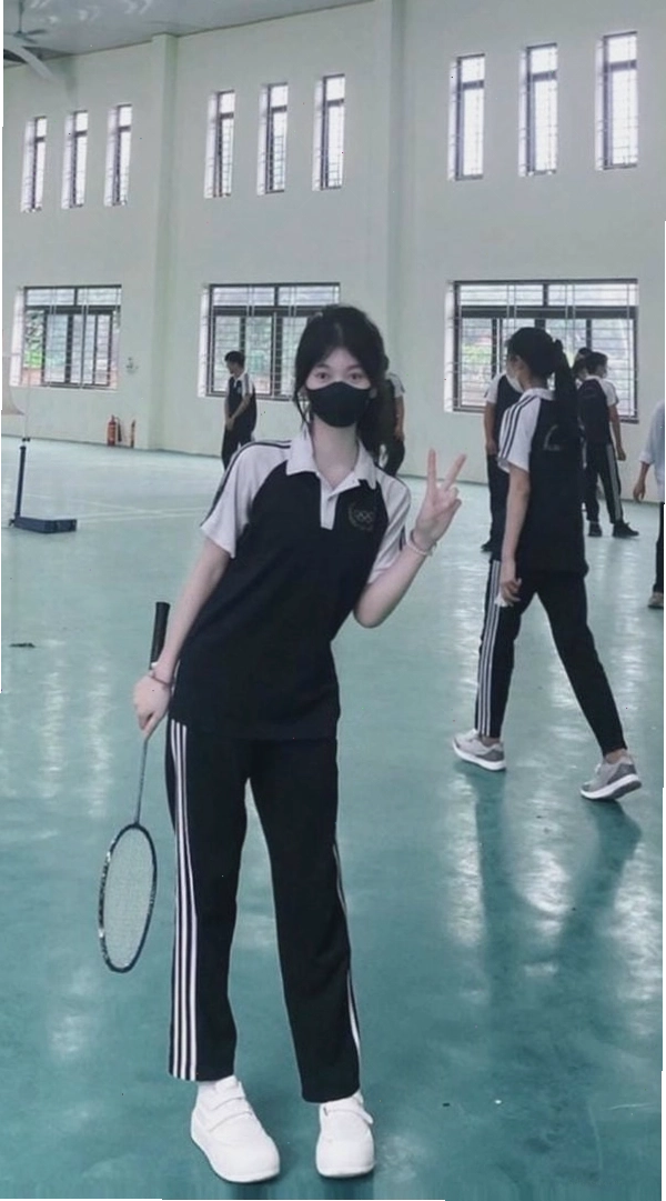 Cô gái xinh đẹp với biểu cảm tự nhiên