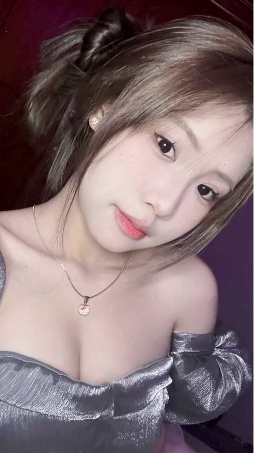 Cô gái xinh khoe vòng một trong trang phục nội y