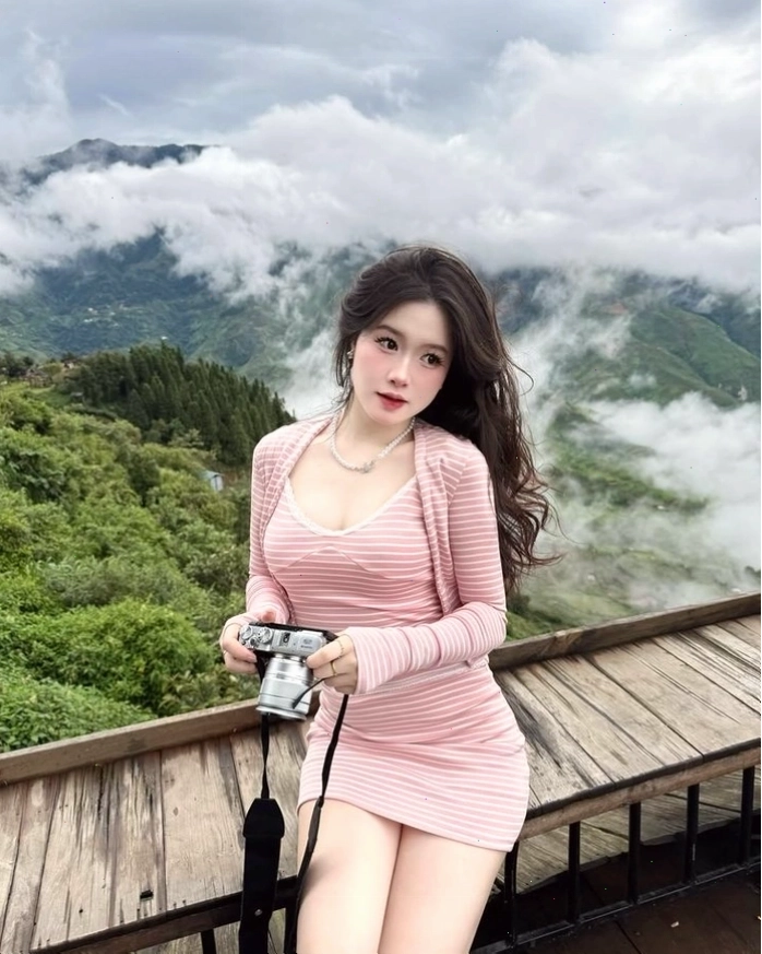 Cô gái xinh mặc pinky nhảy múa đầy năng lượng