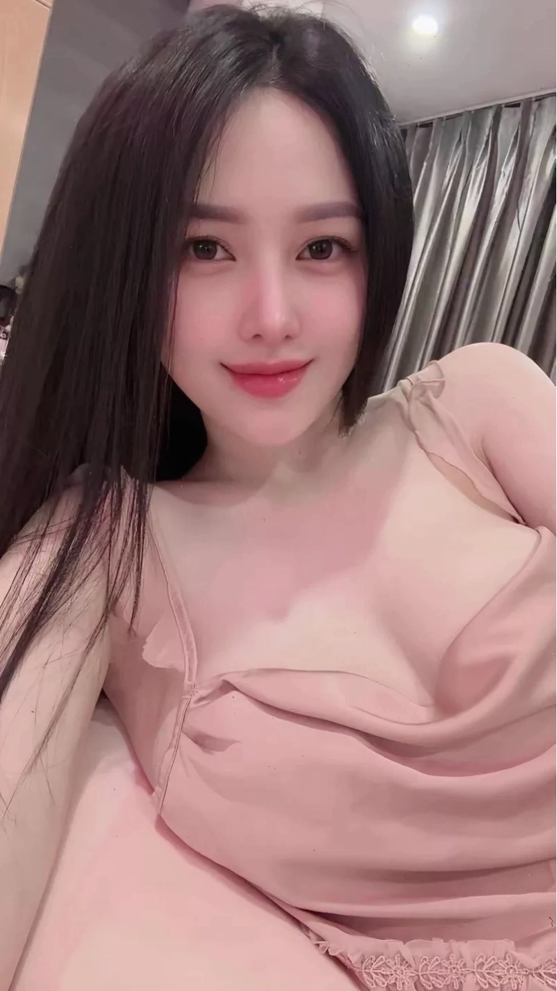 Cô gái xinh với phong cách thời trang cá tính