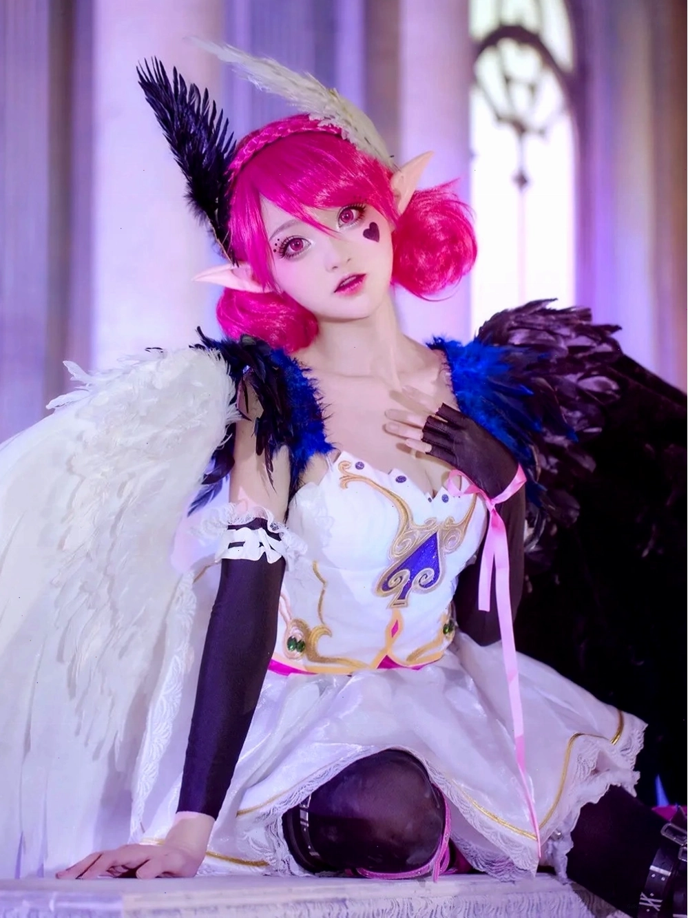 Cosplay anime nữ với phông nền studio chuyên nghiệp