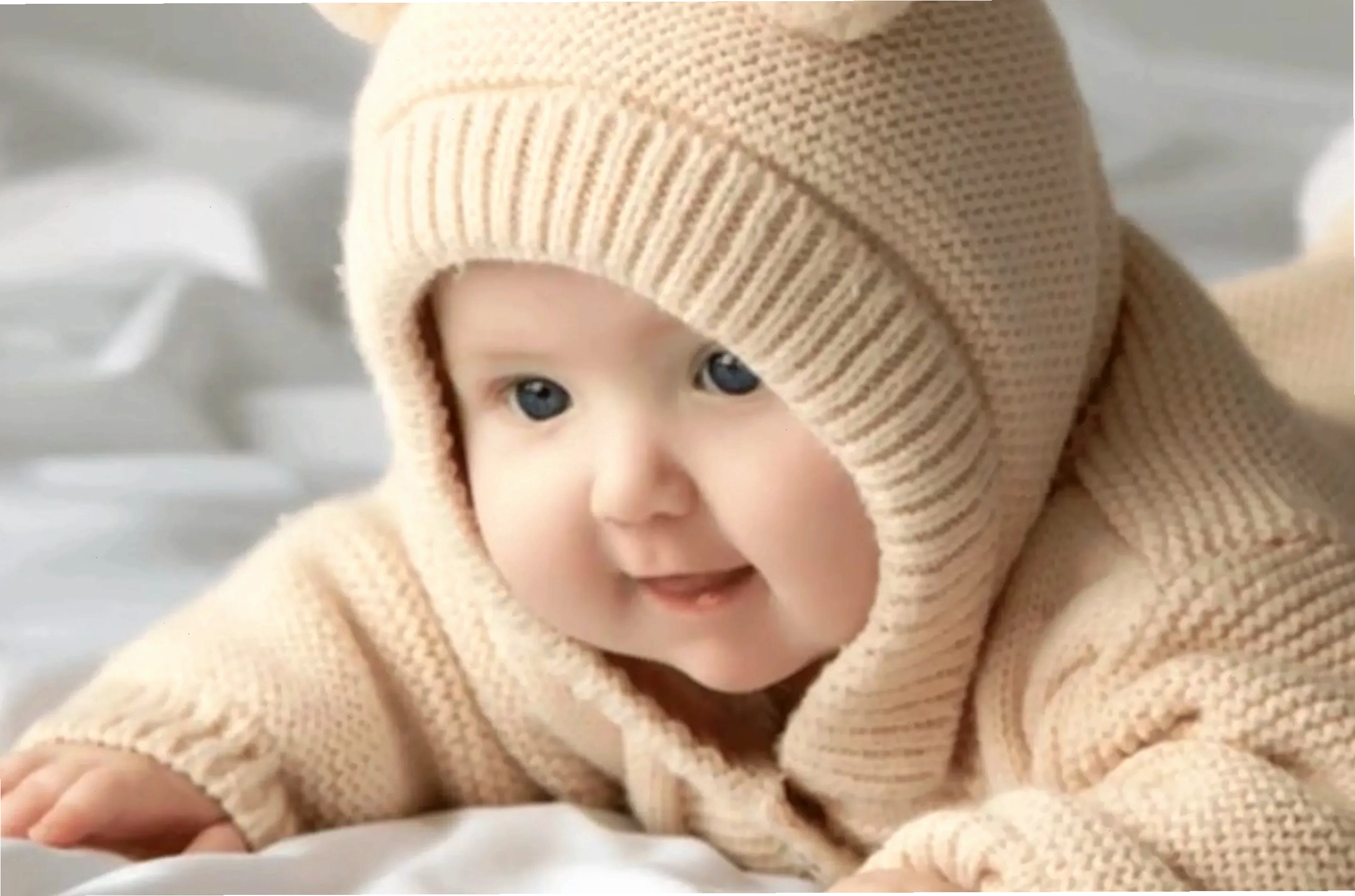 Em bé cười tươi với đôi má phúng phính, ảnh đen trắng tôn lên vẻ đáng yêu