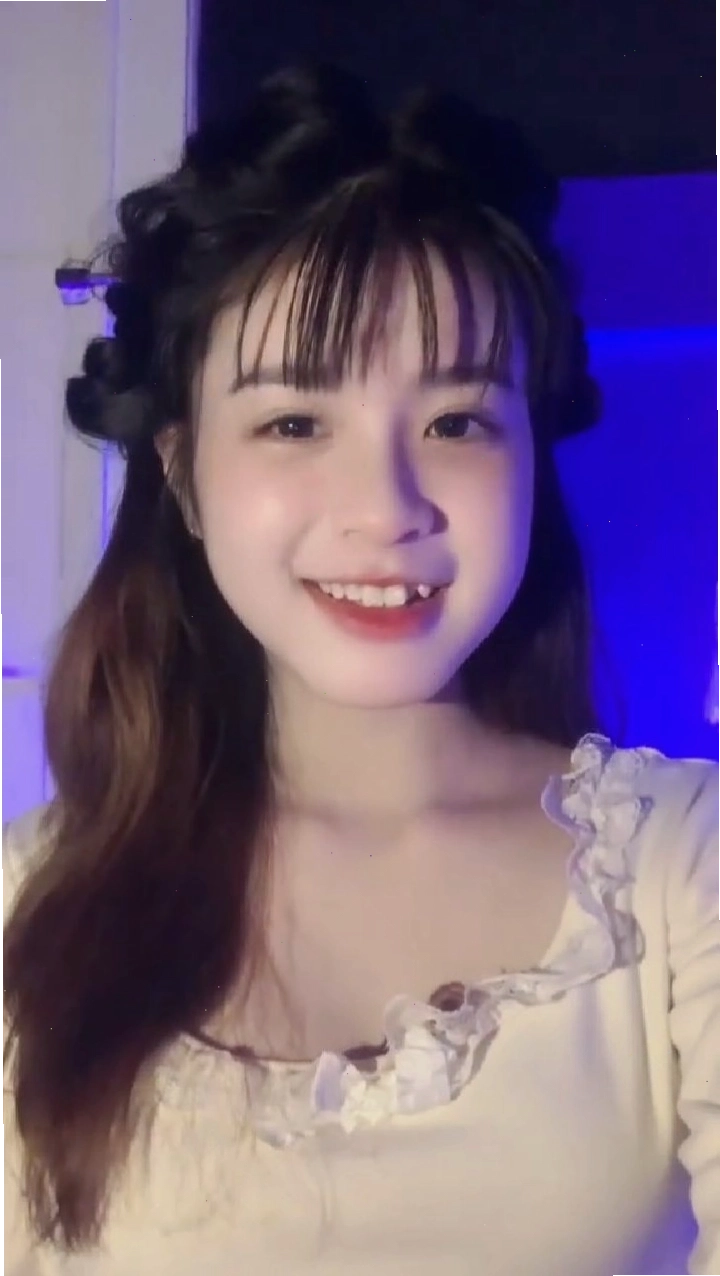 Gái xinh 2k10 đang cười tươi tắn