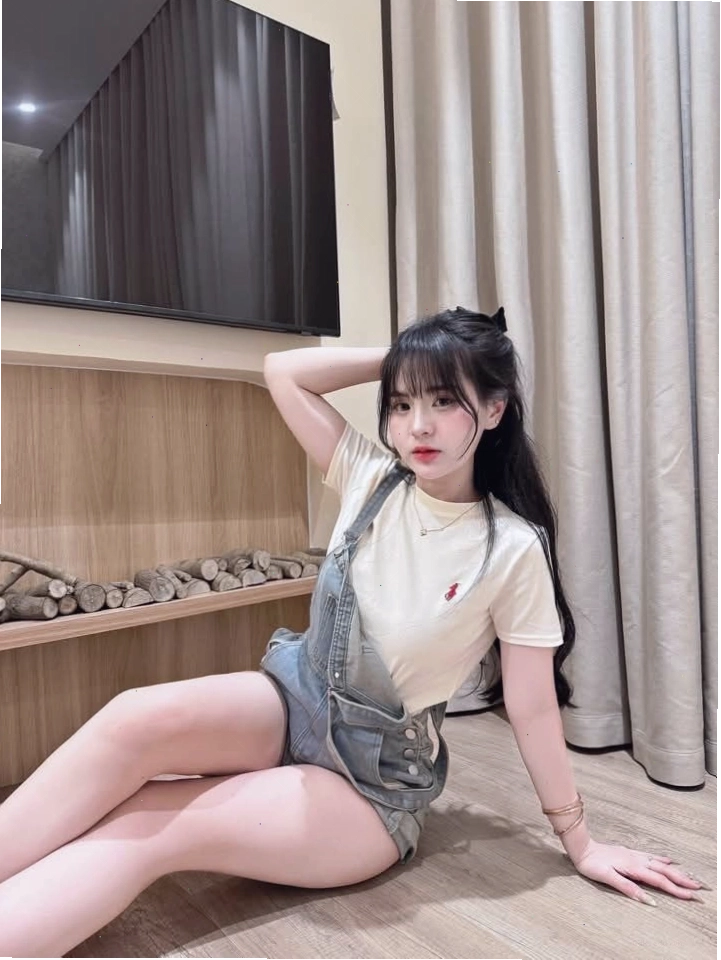 Gái xinh 2k10 mặc váy duyên dáng