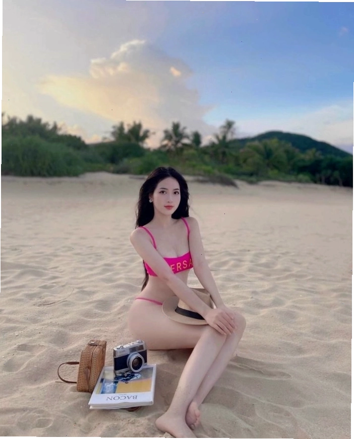 Gái xinh mặc pinky lọt khe gợi cảm vừa đủ tôn dáng